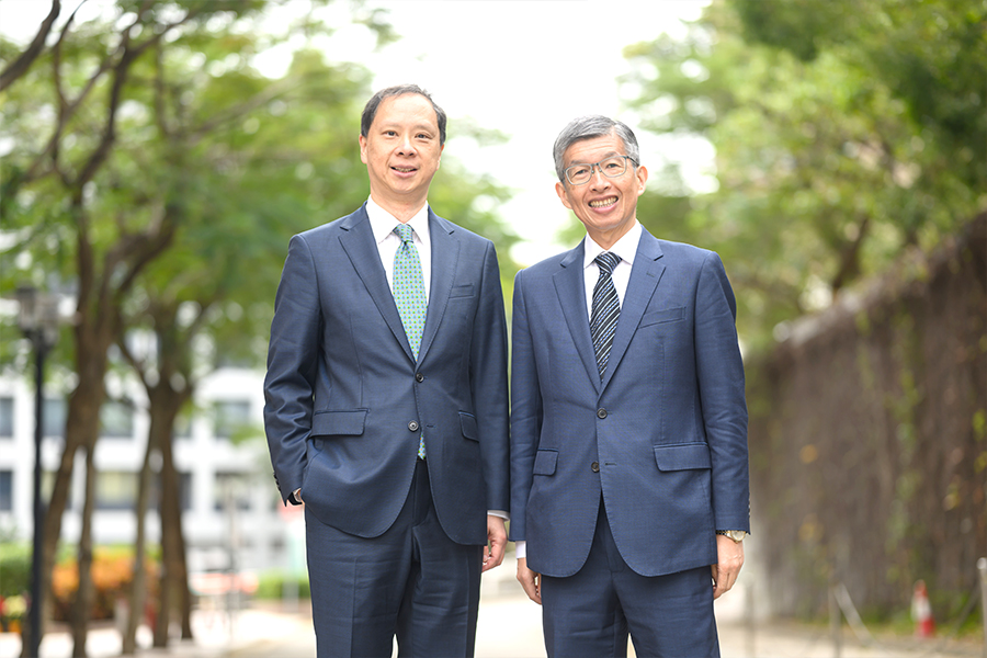 （右起）鄧耀鏗醫生及李成章博士表示，將適時引入對其他疾病有成效的基因療法。