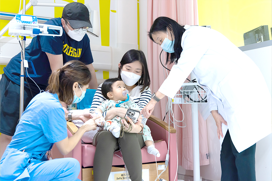 男嬰父母感謝陳凱珊醫生（右）及瑪麗醫院、香港兒童醫院和東區尤德夫人那打素醫院醫護團隊等的悉心照料。