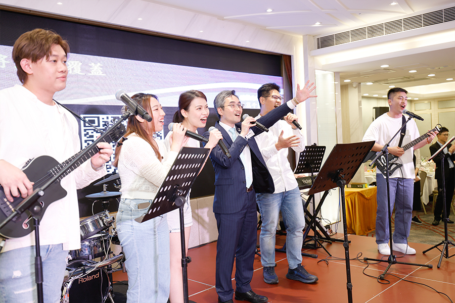我們在北區醫院25周年晚宴上演出院歌《同心創未來》,與全場同事大合唱。