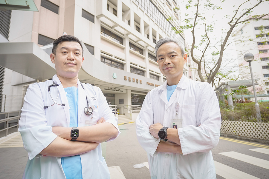 Dr Yeung Yiu-cheong (right) praises Dr Kuang Yu-kun (left) for his enthusiasm and care for patients.