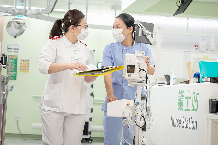 博儀（左）與小鶴（右）交流護理經驗。