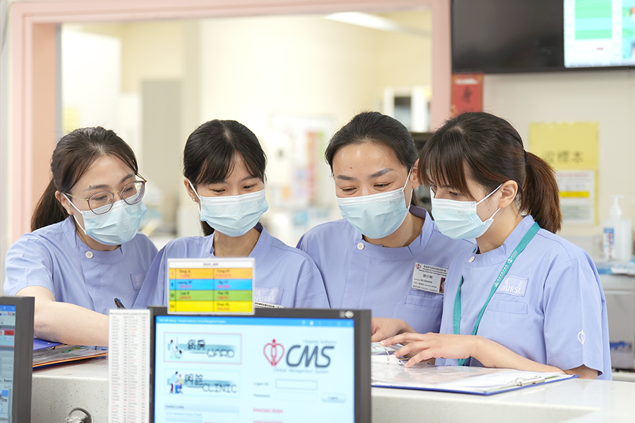 小鶴（右二）感激同事的照顧，讓大灣區護士更快適應新環境。