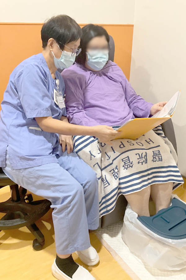 待產媽媽將雙腳放進彌漫著香薰氣味的溫水中,鼓勵她緩慢深呼吸,有助紓緩緊張情緒。