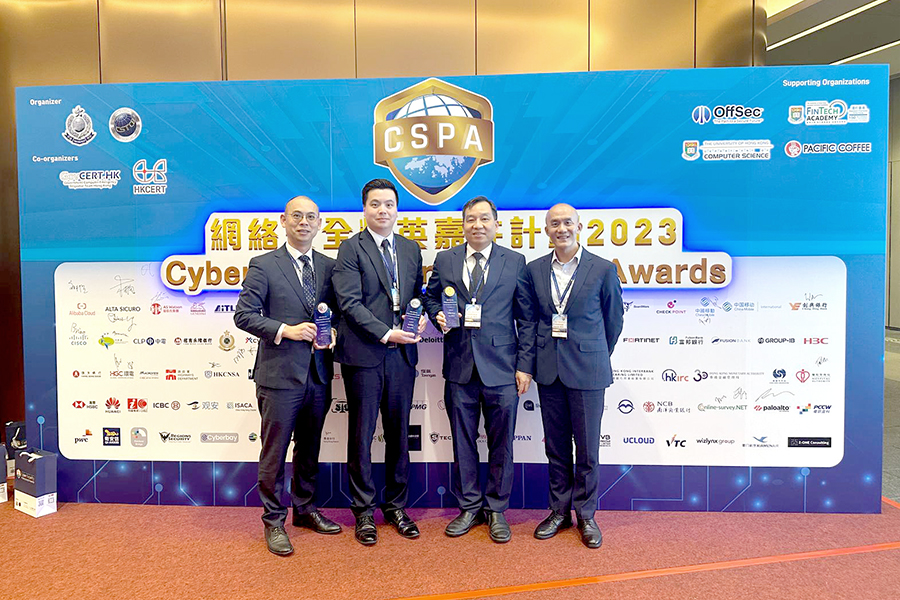 (From left) Jacky, Kevin and William attended the CSPA presentation ceremony and shared the joy with the team. The first one on the right is Fuller Yu, the Chief Systems Manager (ITO).