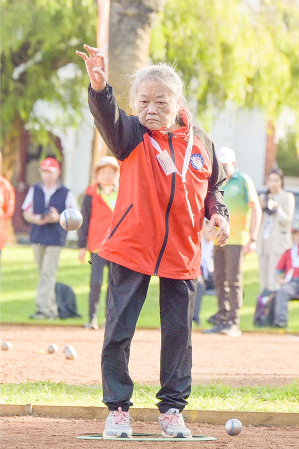 A kidney transplant recipient known affectionately as ‘Grandma’ takes part in a pétanque competition.