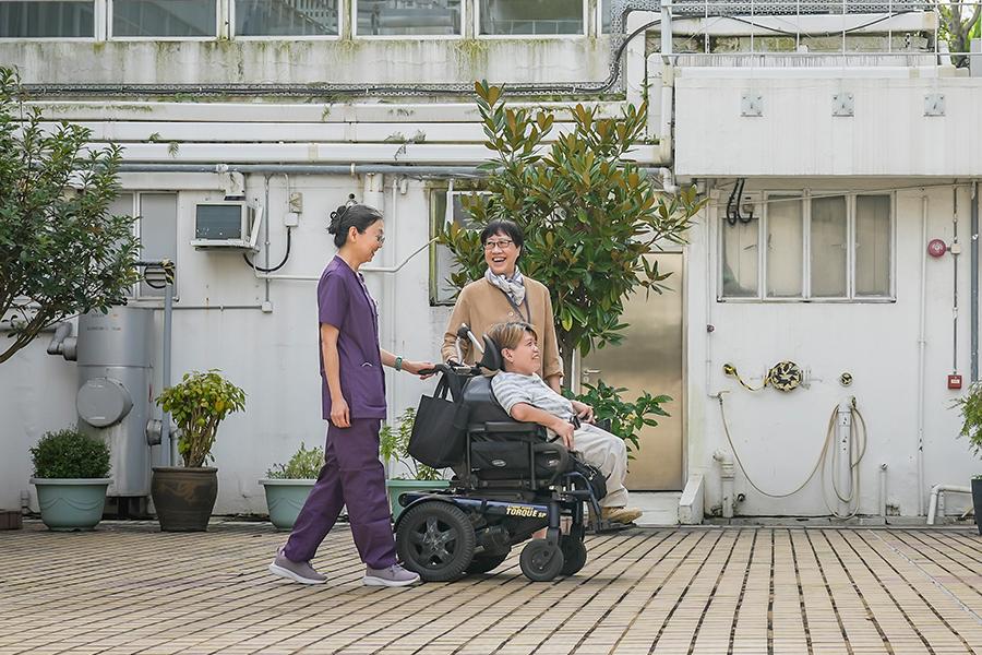 （左起）許志菊、黃麗清、楊芝芝。