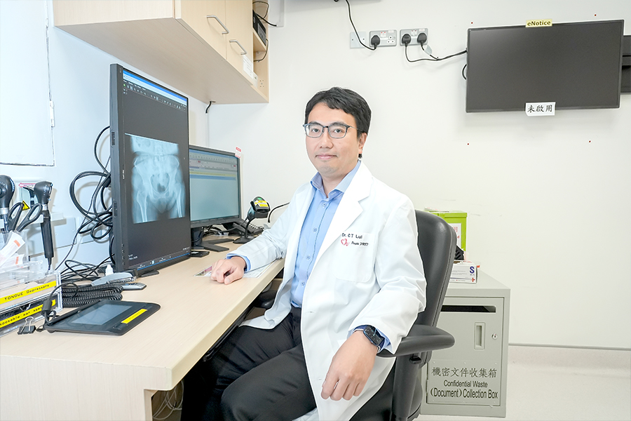 雷俊達醫生形容AI系統猶如「多對眼」,輔助醫生進行診斷。
