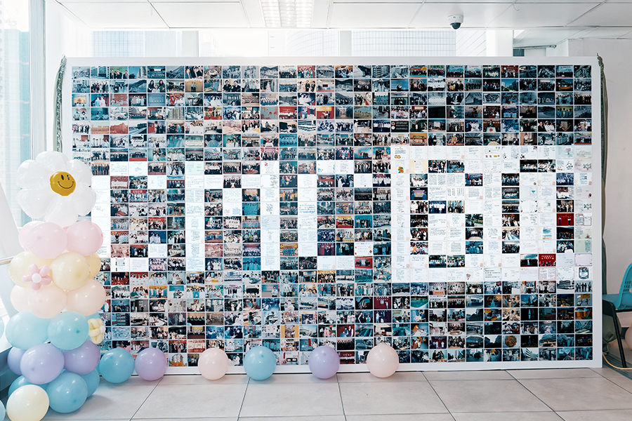 照片牆滿載同事與病人嘅難忘時刻。