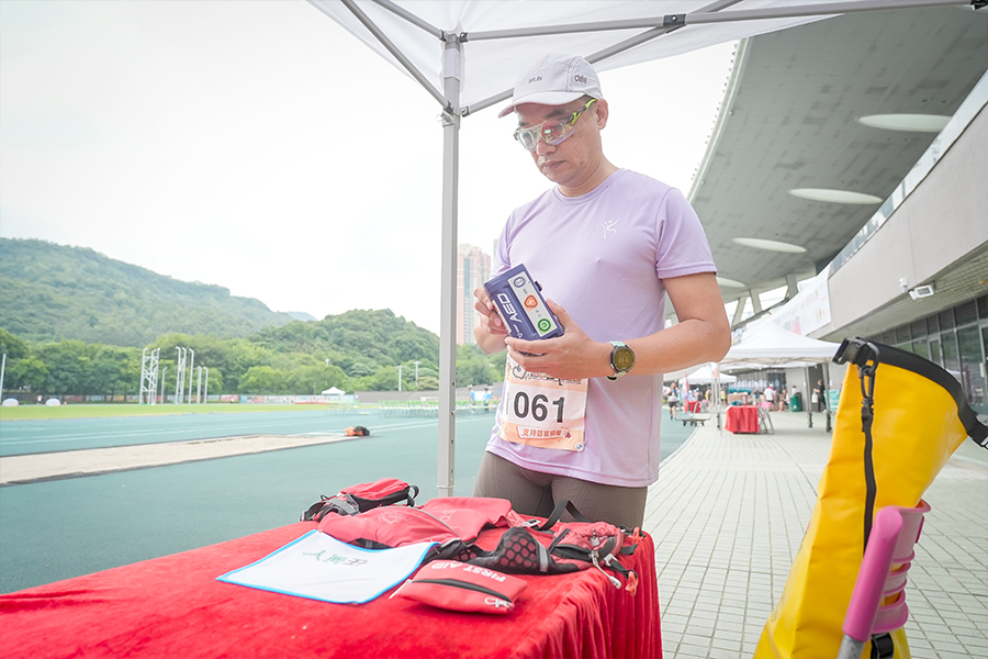 Dr Siu checks the AED in his bag before running a marathon.