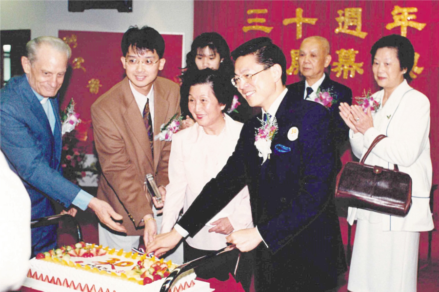 徐嘉祿（左二）出席明愛醫院30周年誌慶活動。