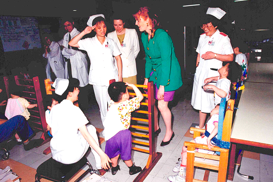 約克公爵夫人莎拉在1995年到訪懷仁樓的病房。