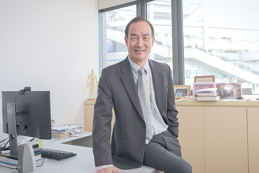 Professor Zhang’s research areas include acupuncture mechanisms and the neuropsychopharmacology of Chinese medicine. He has published more than 200 papers.