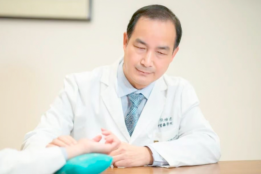 Professor Zhang specialises in using acupuncture and Chinese medicine to treat neurological and psychiatric disorders.