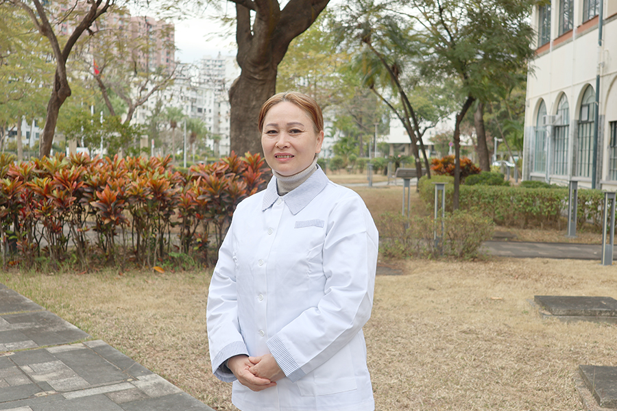 Grace經過一年培訓，成功通過評估及技能考核，並獲晉升為病人服務助理。