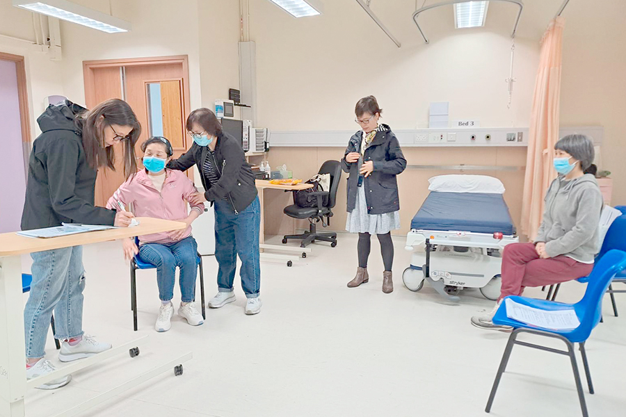 課程內容涵蓋病人護理技巧。