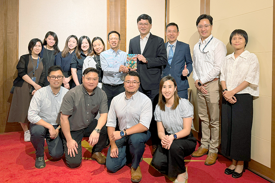 Dr Ko received souvenirs from colleagues before leaving the HA.