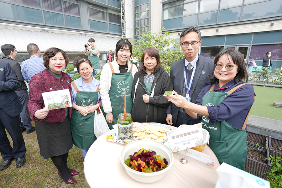 大家喺試食大會分享羽衣甘藍醬夾餅、生菜沙律等料理。