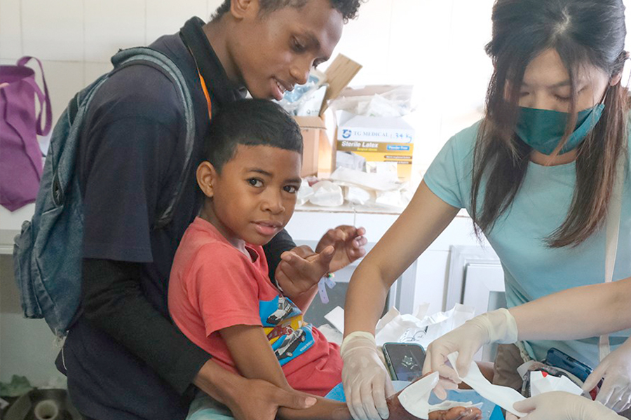 麥姑娘為兒童進行骨科傷口護理。