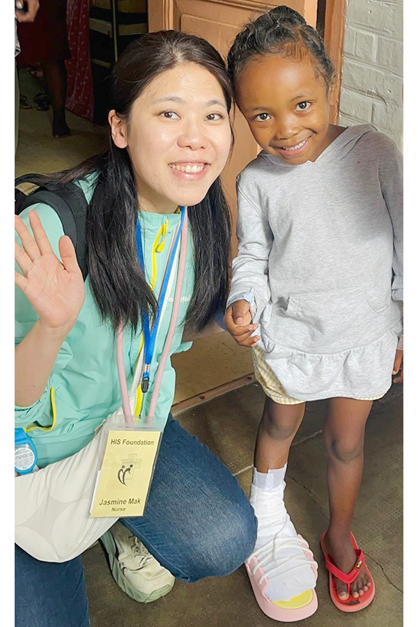 病童在手術後穿上麥姑娘改造的拖鞋回家。