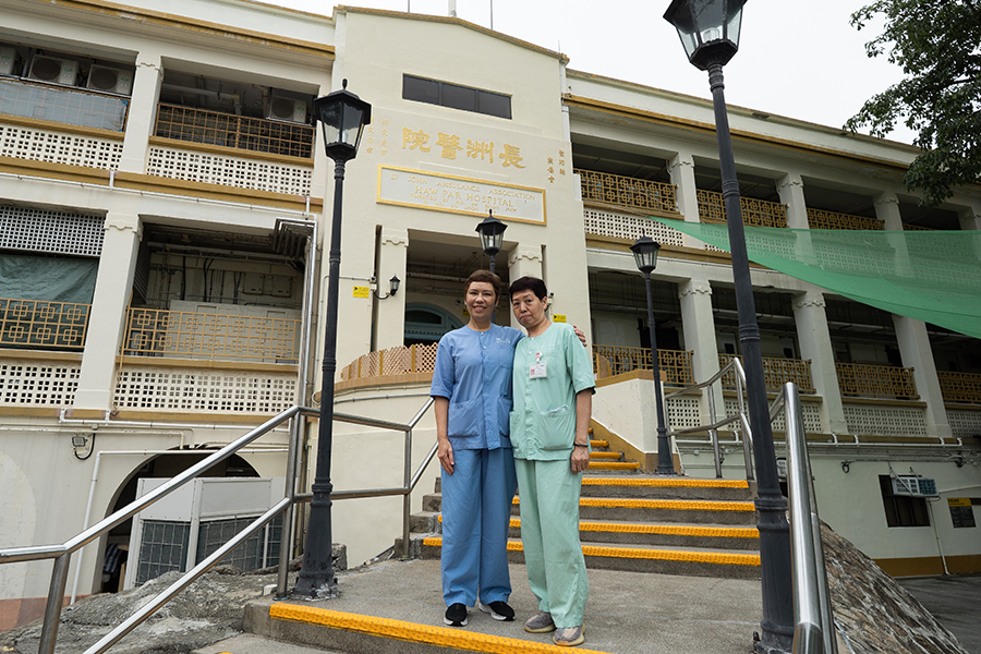 周綺蘿（左）和李慧卿（右）形容長洲醫院醫患關係密切，充滿人情味。