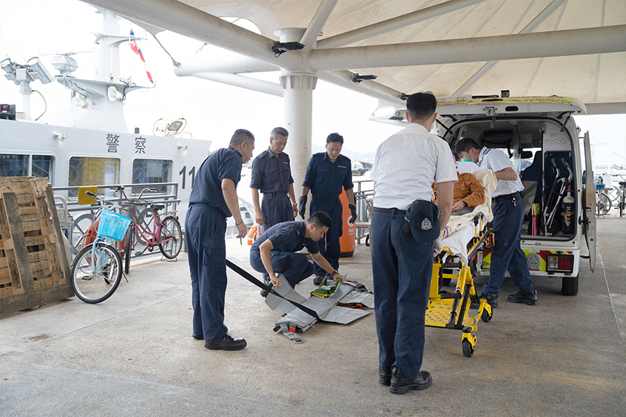 醫生會根據臨床診斷，安排水警輪轉送病人至其他醫院。