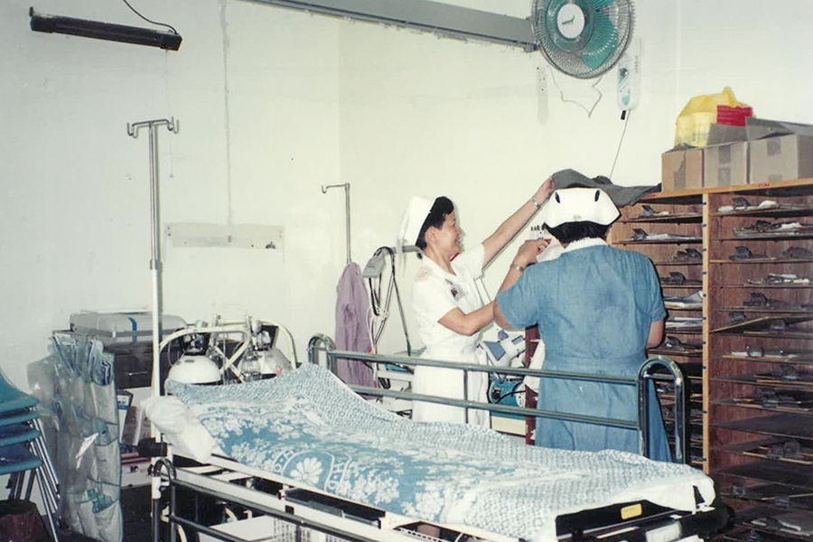 1980年代的長洲醫院急症室，醫護使用牌板紙本病歷。醫院多年來不斷提升設施，更新醫療儀器及電腦系統。