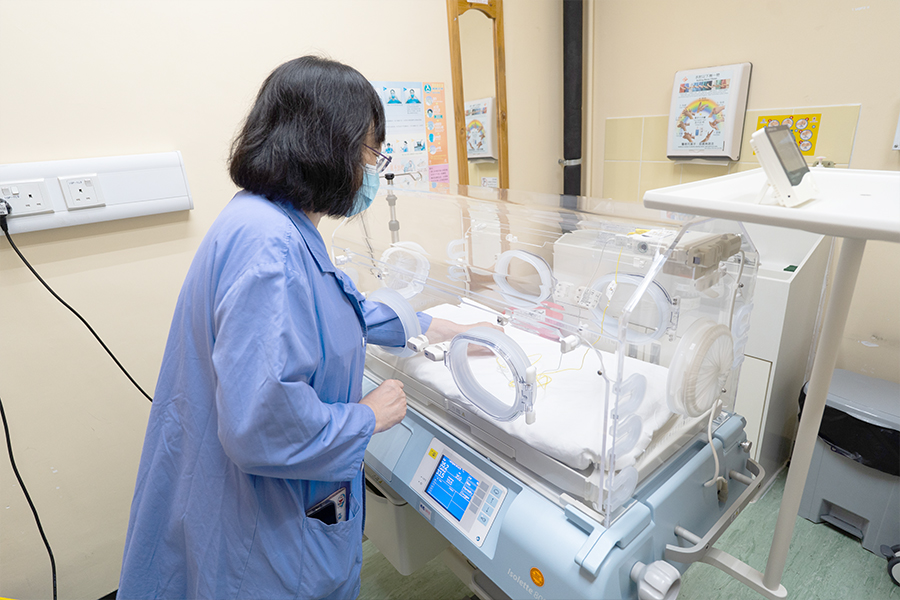 醫院配備嬰兒保溫箱及新生嬰兒復甦器。