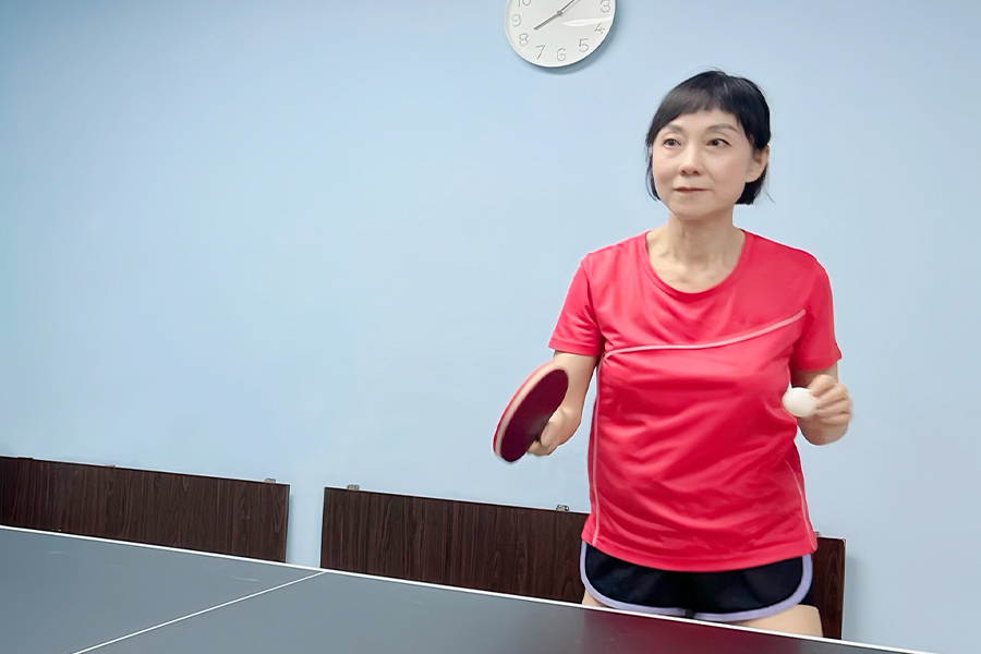 許美嫦會與好友切磋乒乓球技，提升球感。