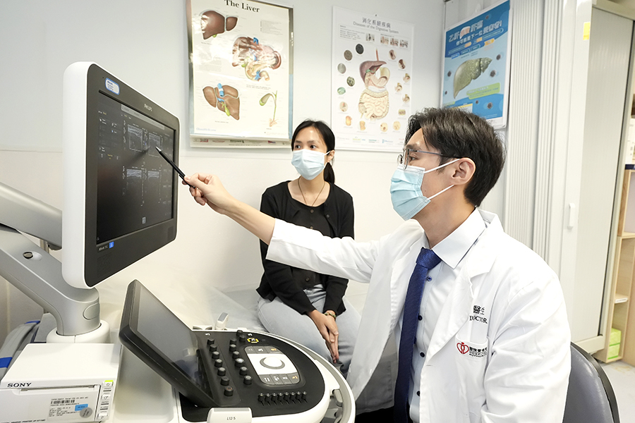 病人陳小姐聽取胡兆濤醫生講解腸道超聲波結果，過程快捷方便。
