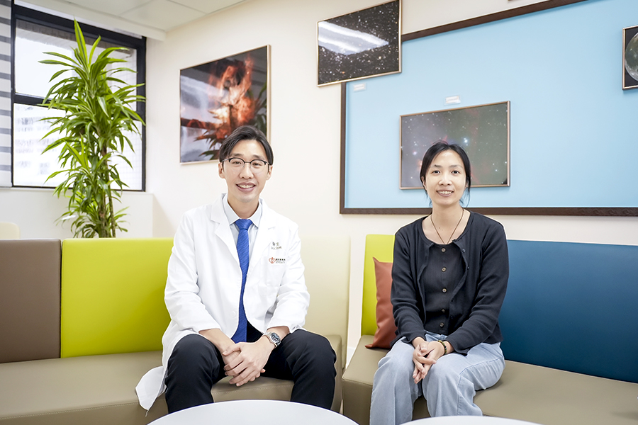 胡兆濤醫生（左）及病人陳小姐（右）。胡醫生曾到德國和意大利接受腸道超聲波培訓，期望將服務推廣至全港甚至亞洲。