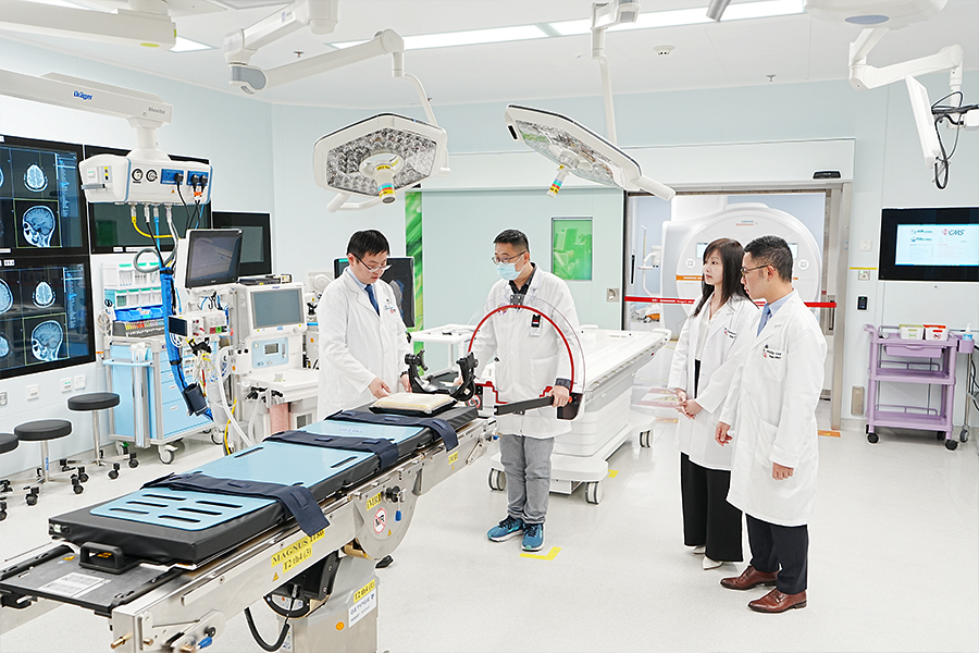 手術室配備特製的碳纖維頭架和轉移板等非金屬設備，確保病人安全。