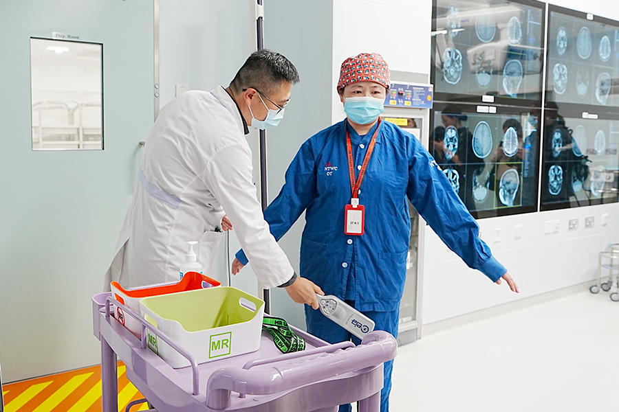 進入掃描室前，所有醫護人員必須經過金屬探測杆及手提式金屬探測器雙重檢查，眼鏡、鎖匙，甚至有色隱形眼鏡均有機會被禁止帶入，同事須事先向醫學物理學家申報。