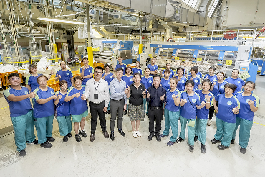 李博偉(前排左六)、李潔瑩(左七)及周鴻翹(左八)稱洗衣房團隊像個大家庭,充滿默契。