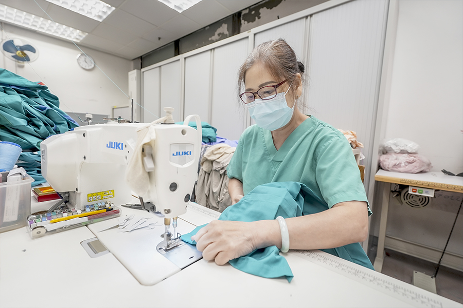 同事為新工作服縫上RFID標籤,日常亦會修補破損衣物。