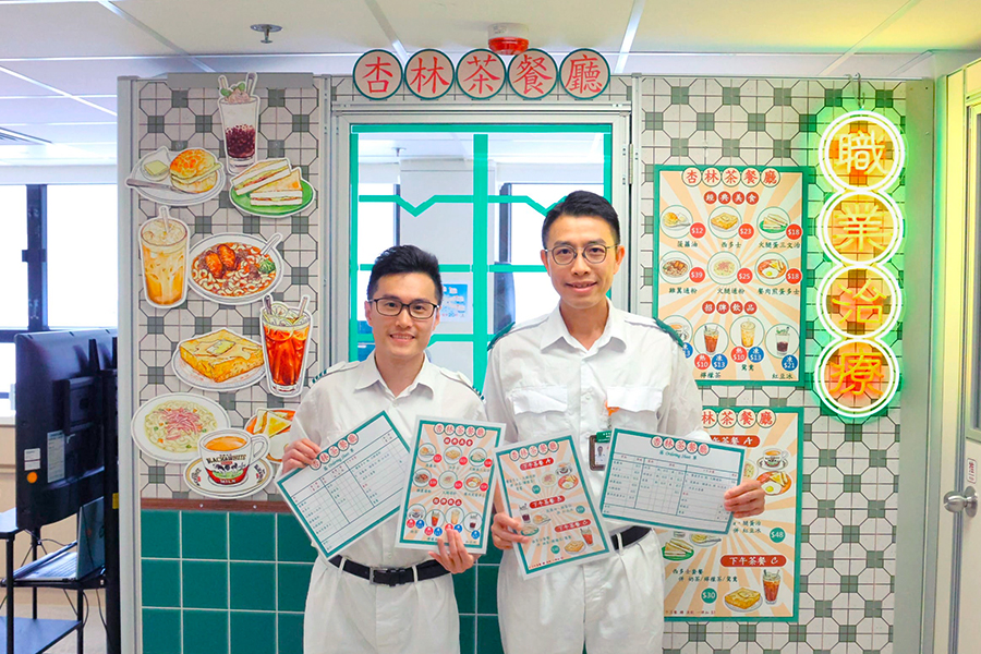 陳Sir（右）與同事將復康治療結合地道生活，希望長者更投入訓練。