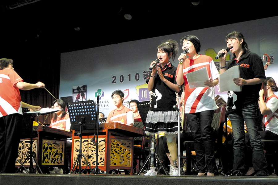 醫管局中樂團到四川與當地康復者及醫護人員同台演出。