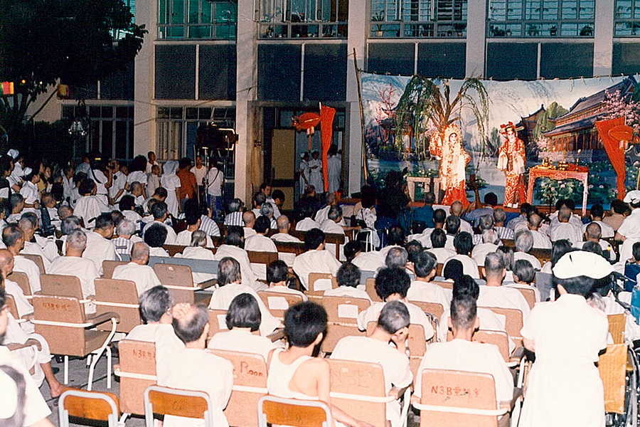 Patients enjoy Cantonese opera during the Mid-Autumn Festival.