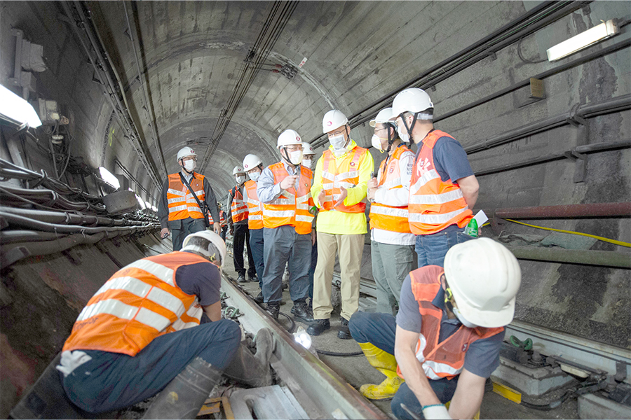 歐陽博士（右四）於2019年出任港鐵主席，圖為他視察鐵路隧道的維修保養工作。