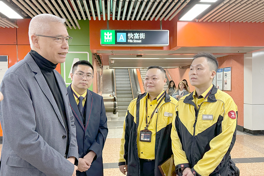 歐陽博士（左一）重視員工溝通。