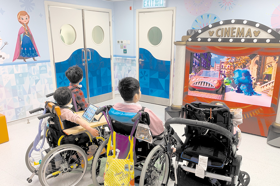 活動室添置流動電影院，為病童提供友善及療癒的環境。