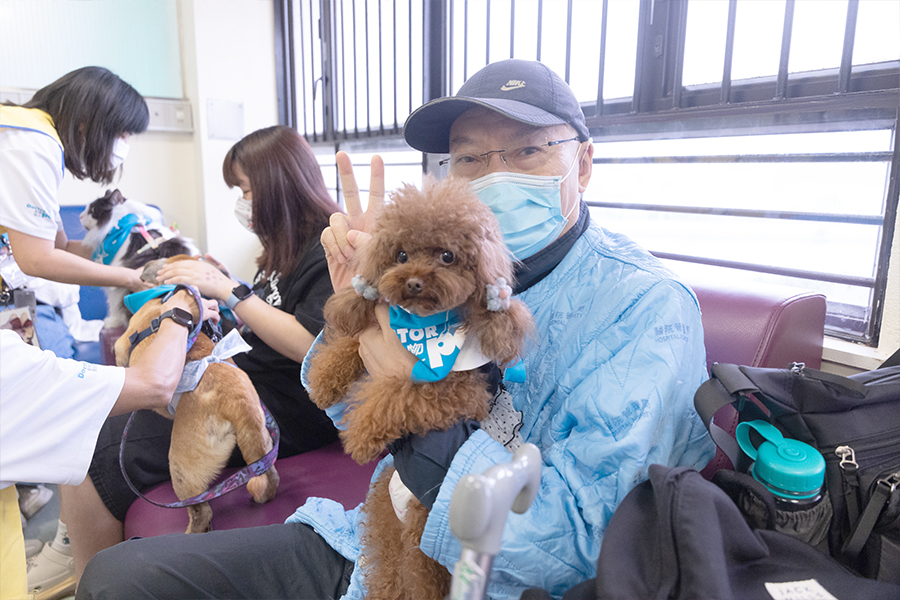 「每次有貓狗來探訪，我都感到非常開心和放鬆。能與貓狗互動玩耍，對我們的身心健康都很有幫助。」病人Tony分享。