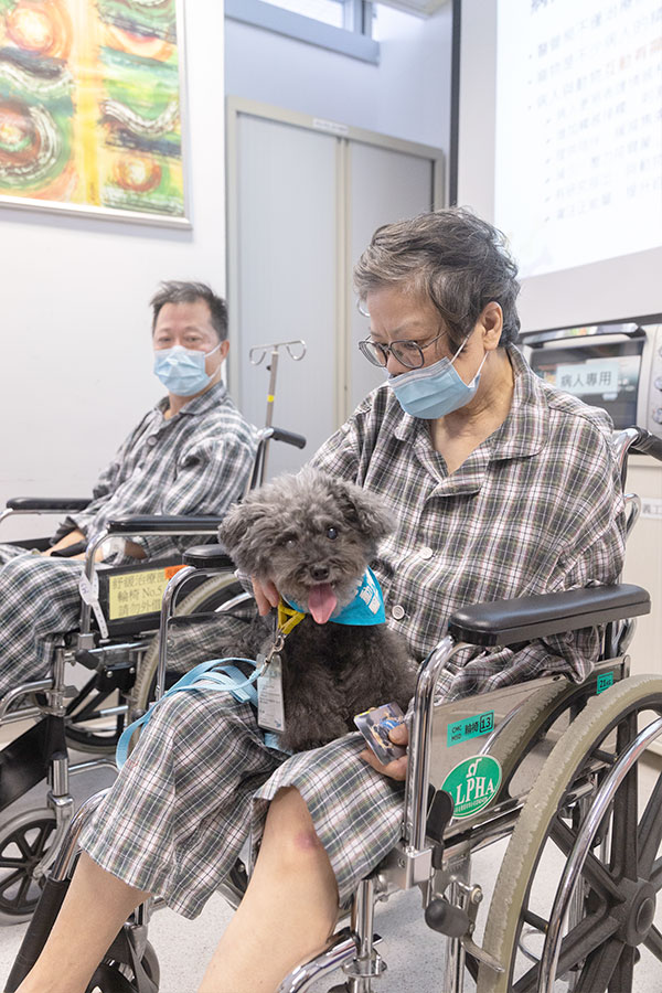 Dr Hobby曾多次到明愛醫院探訪病人。