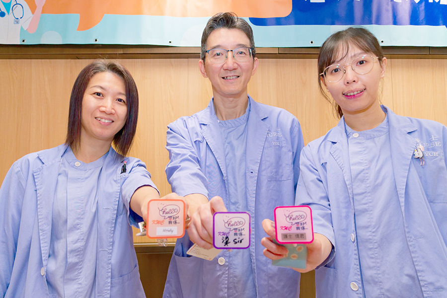 醫護人員掛上精美嘅襟章，清楚標示自己姓名，方便病人。