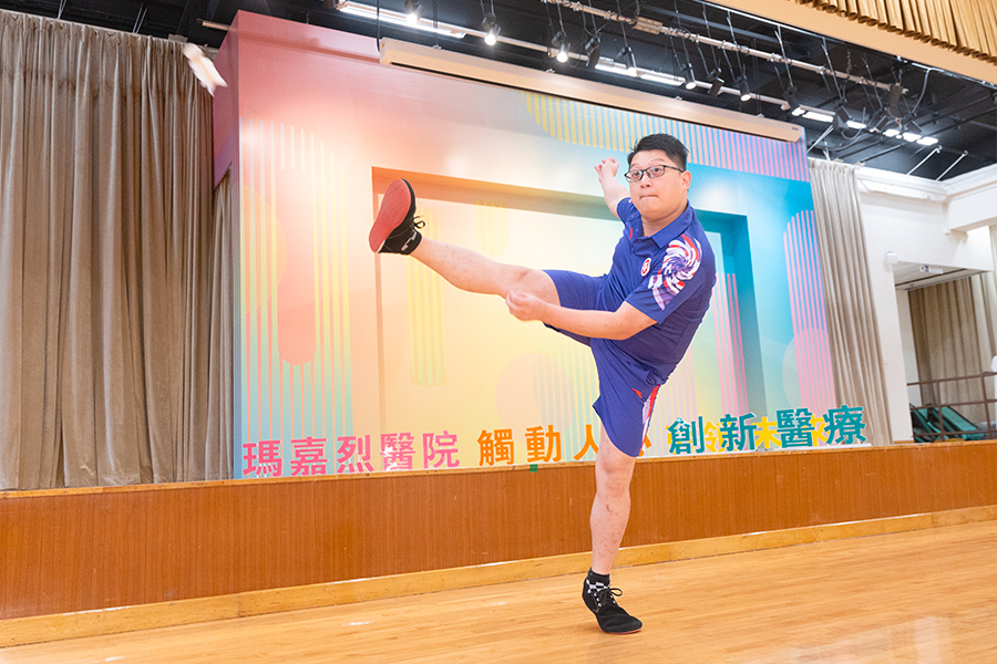 浩勤示範踢毽技巧，動作輕盈有力。