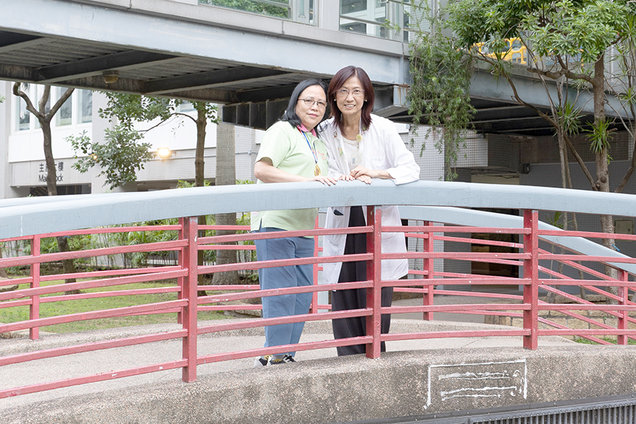 （左起）展晴社創會成員之一羅女士與東區醫院社區及病人資源部部門主管黃婉容一起見證中心30年來的發展。