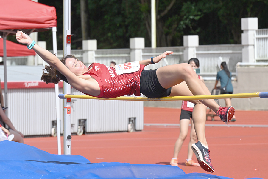 同事跳出漂亮弧線，助女子公開組跳高取得亮眼成績。