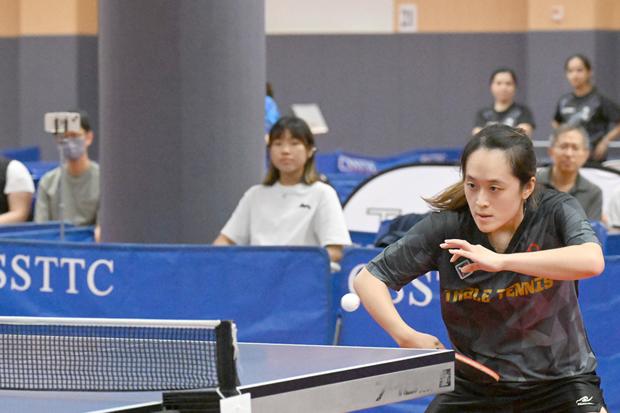 面對強勁對手，同事毫不鬆懈，專心爭取每一分。