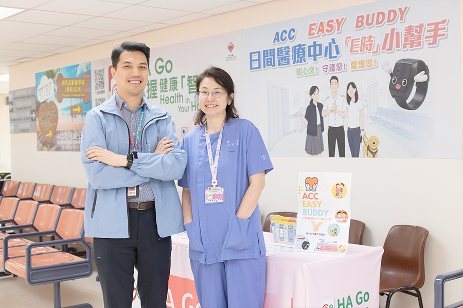 張宇明（右）稱裝置取名為「EASY buddy」，分別代表 Enable（賦能）、Accessibility（無障礙）、Special（特殊）及 Your（你的）。旁為劉振傑。