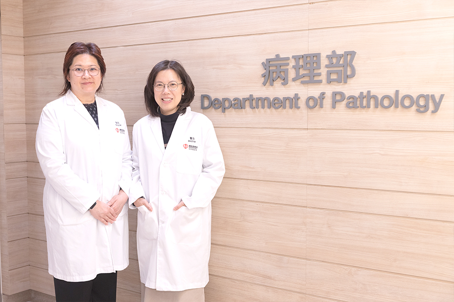 （左起）謝詠詩醫生及陳玉清醫生。謝醫生表示，病理影像數碼化，有利於跨院及跨專科的即時會診與教學科研。