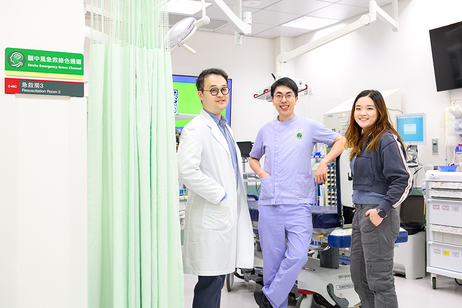 （左起）蔡立喬醫生、副顧問護師梁偉文及鄭小姐。梁偉文表示，鄭小姐入院當晚，非當值的同事立即互相聯絡，尋求為病人提供最佳支援。